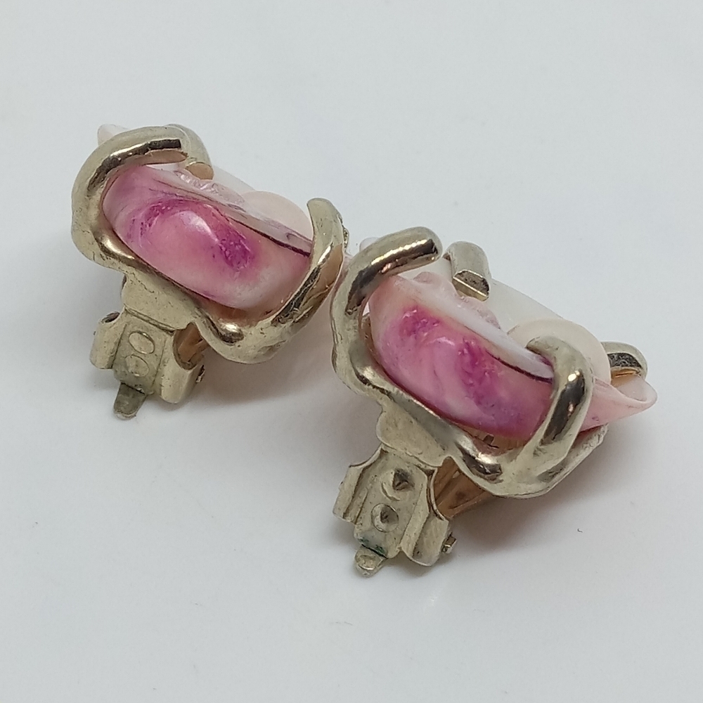 * vintage pink sea shell, pearl, & garnet gold tone clip on earrings - Picture 3 of 5